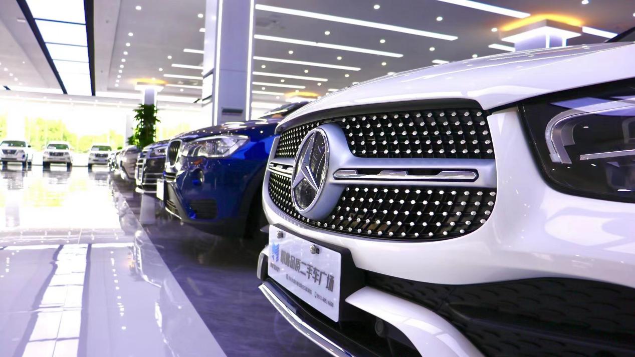Luxury display bay with premium German sedans